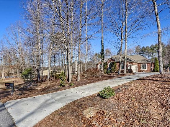 3rd image of 170 Niblick Dr