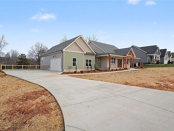 3rd image of 183 Providence Trl