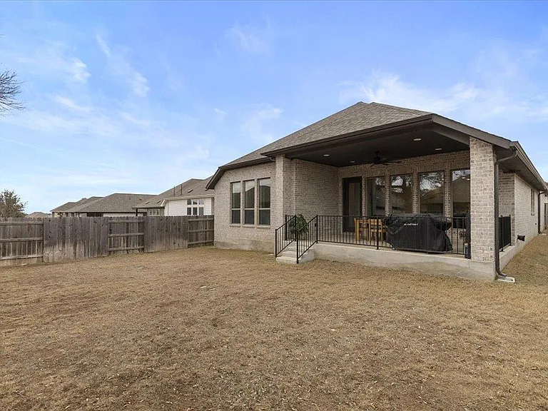 557 Jefferson Dr — Photo 35