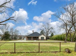 398 Briar Oaks Dr, Azle, TX 76020