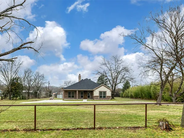 398 Briar Oaks Dr, Azle, TX 76020