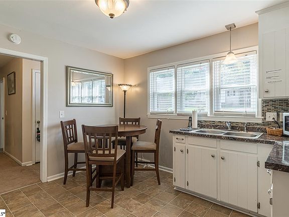 5th image of 104 Sellwood Cir