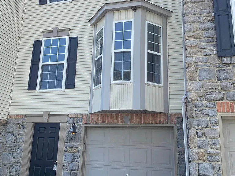 2728 Hunters Crest Dr — Photo 1