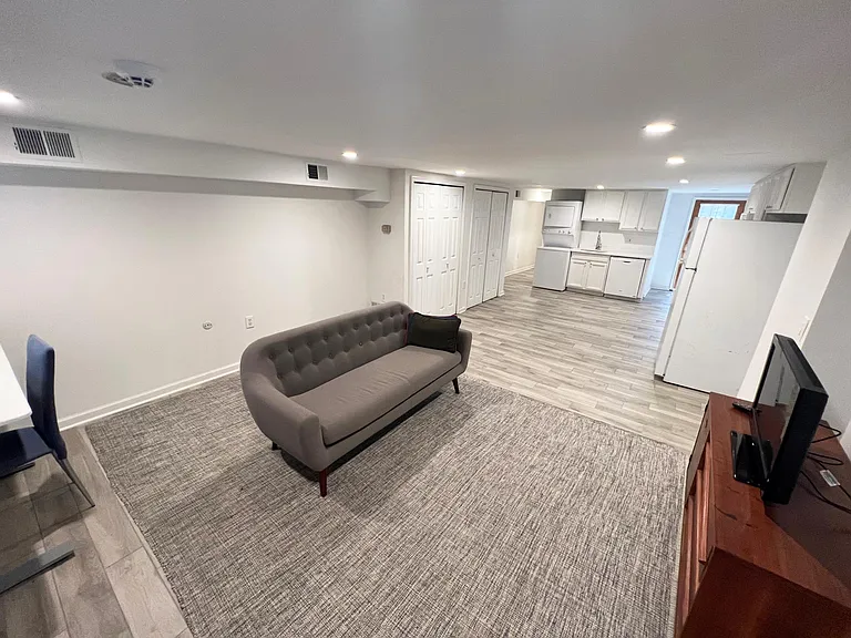 1124 Girard St NW #B — Photo 3
