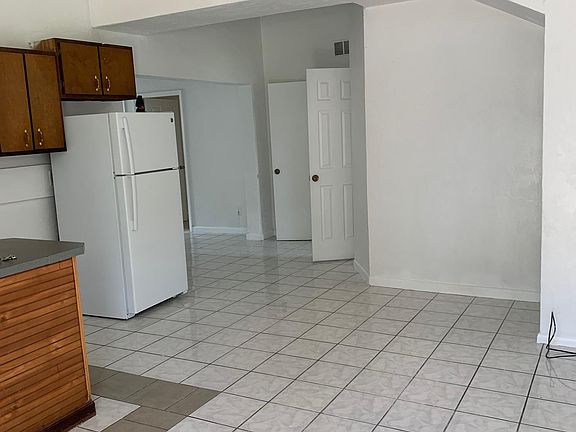 5th image of 536 Washington St