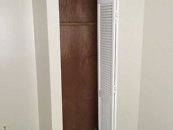 162-08 Back Bedroom Closet_09092018