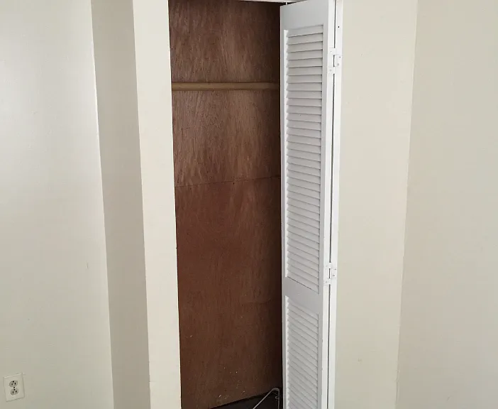 162-08 Back Bedroom Closet_09092018