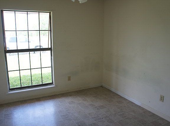 4th image of 3610 Thomas Dr