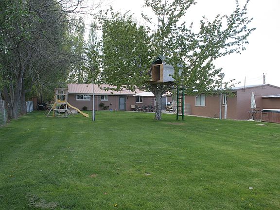 Relaxing Large Back Yard