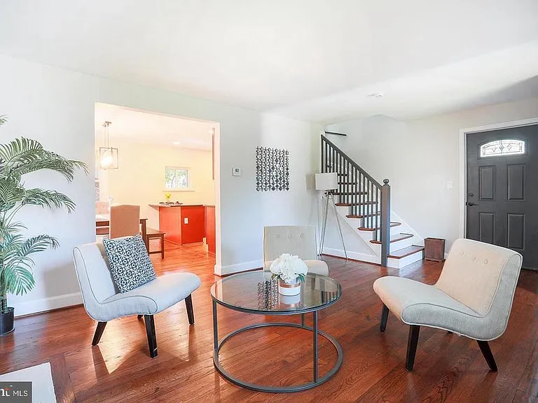 8511 Potomac Ave — Photo 4