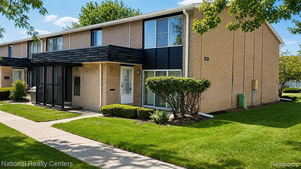 2 bed, 1.5 bath, 1311 sqft, $1,450 — Photo 1
