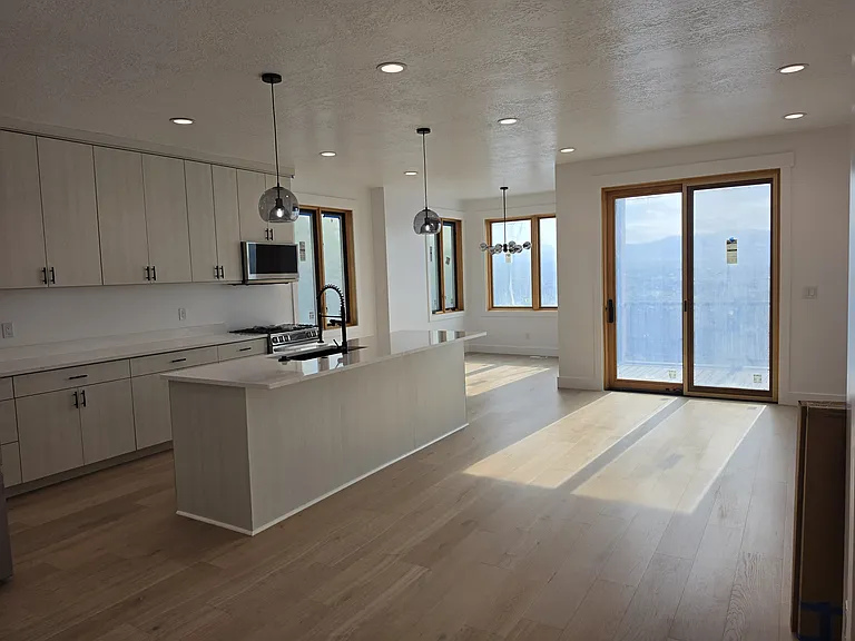 607 N Darwin St — Photo 6