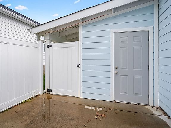5th image of 342 Hemlock Cir
