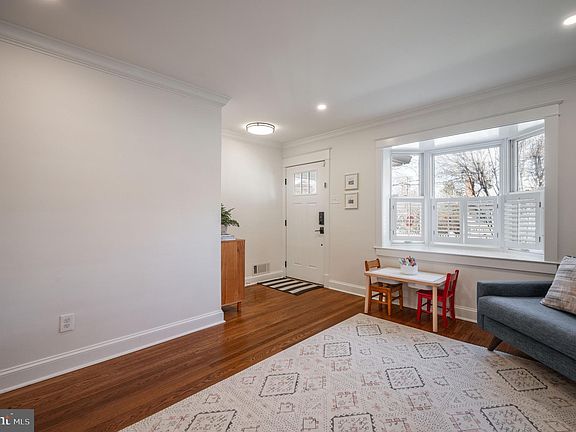 5th image of 401 E Custis Ave
