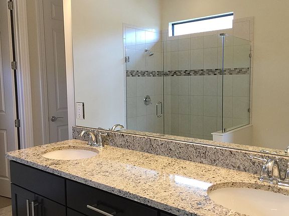 4th image of 310 SE Huntington Cir