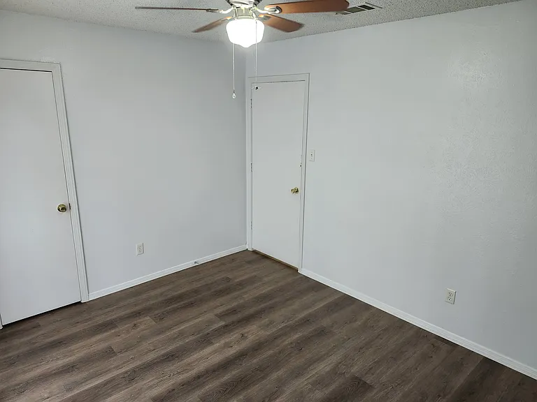 2305 Stockbridge Ct — Photo 24