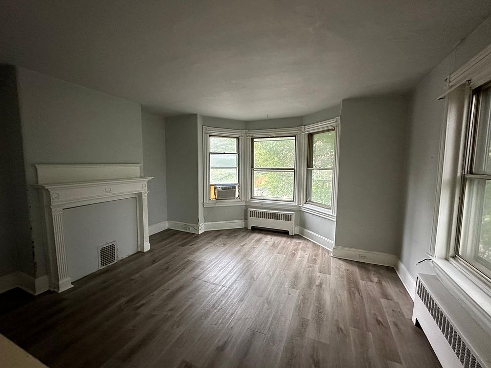 Spacious Living room with Window Unit