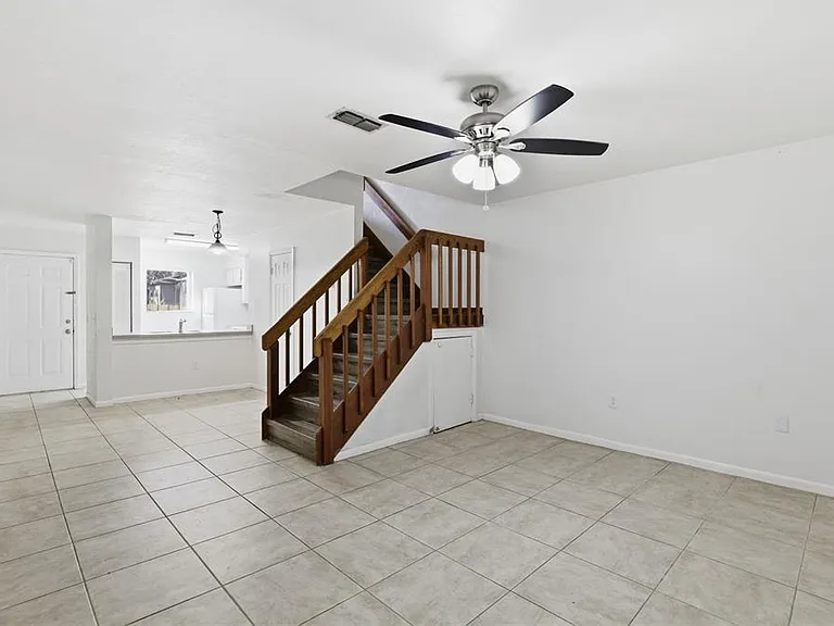 2219 SW 39th Way — Photo 3