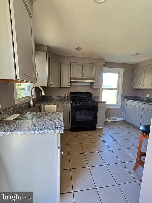 5 bed, 1.0 bath, 1015 sqft, $2,750 — Photo 3