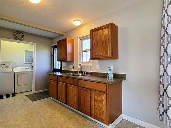 5th image of 9881 Green Dr