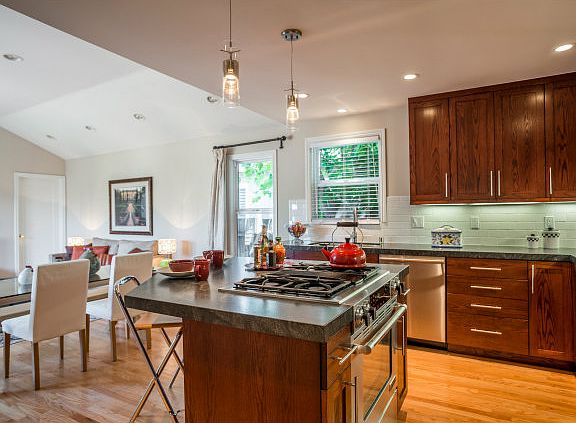 4th image of 1112 Clovelly Ln