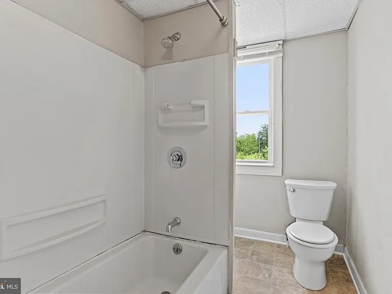 205 N Queen St — Photo 9