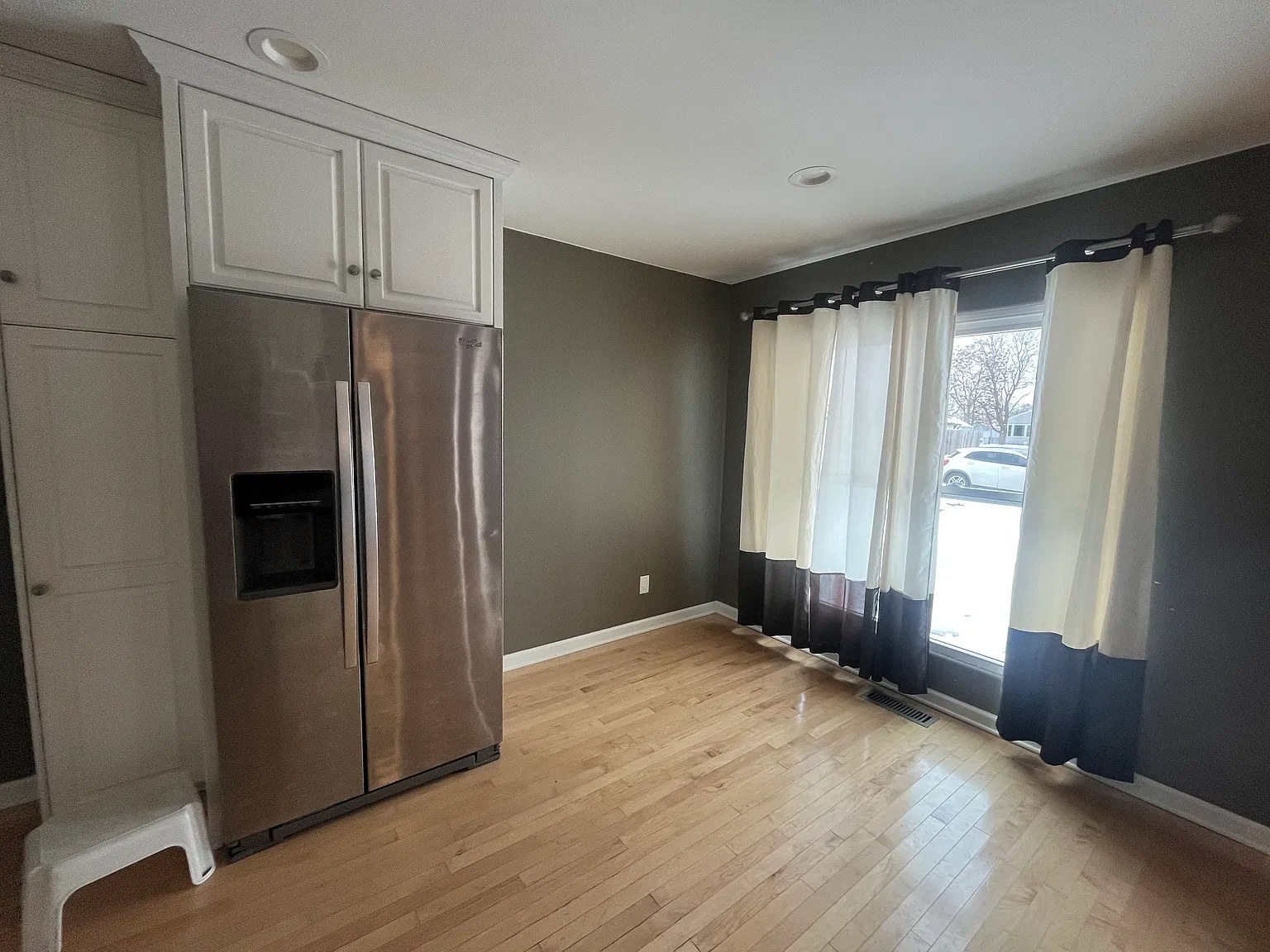 3 bed, 1025 sqft, $1,950 — Photo 3
