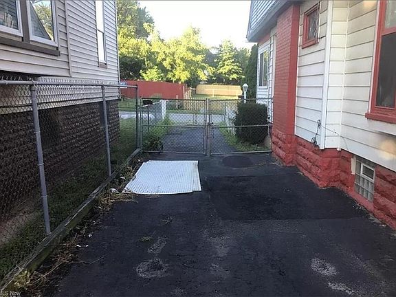 2nd image of 1715 Elsinore Ave
