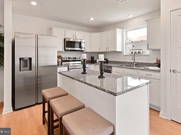 3rd image of 6 Regent Cir