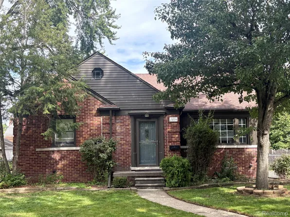 1814 Stanhope St, Grosse Pointe Woods, MI 48236