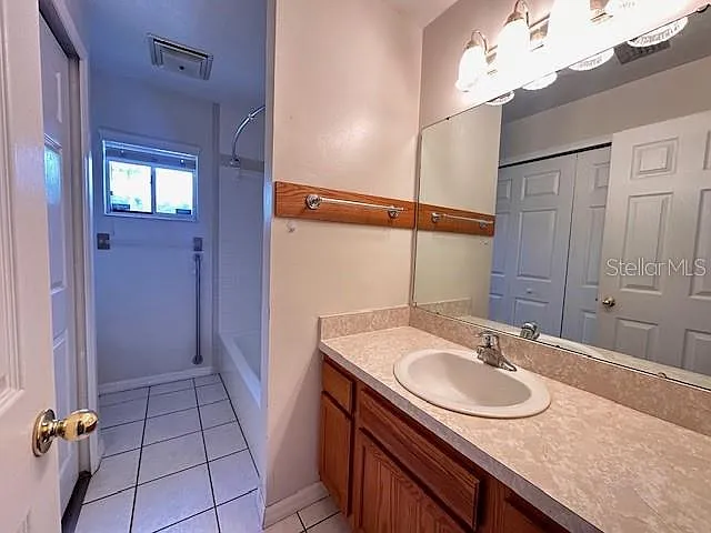 542 E Caroline St — Photo 8
