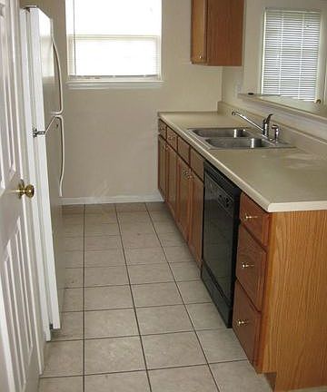 3rd image of 725 Demaret Dr