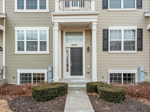 1665 Ruby Dr, Pingree Grove, IL 60140