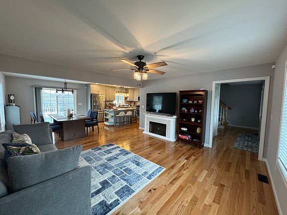 4th image of 15 Quakertown Mdw
