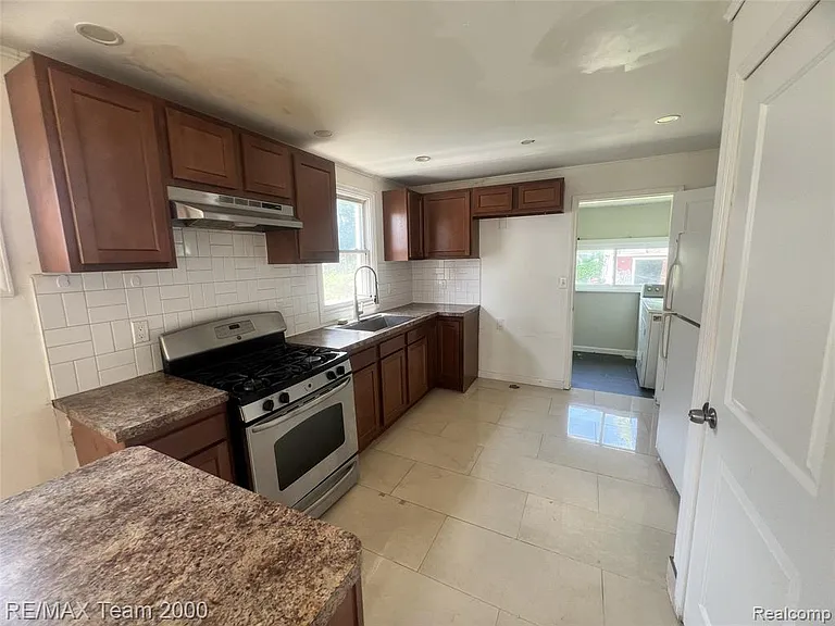 6895 Grandville Ave — Photo 11