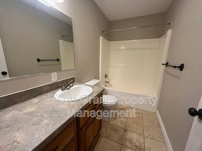 460 Lacosta Dr — Photo 10