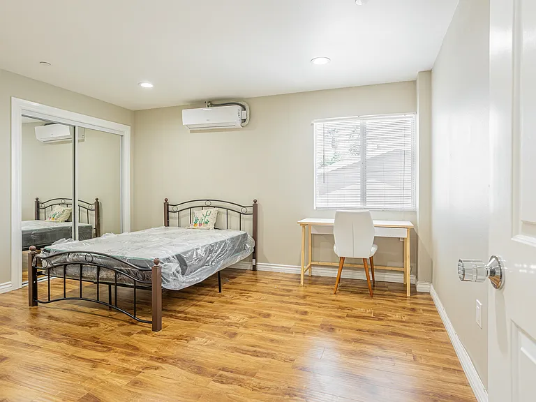 1201 W 36th Pl — Photo 5