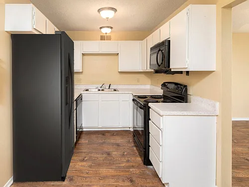 Oak Manor Apartment Homes Photo 1