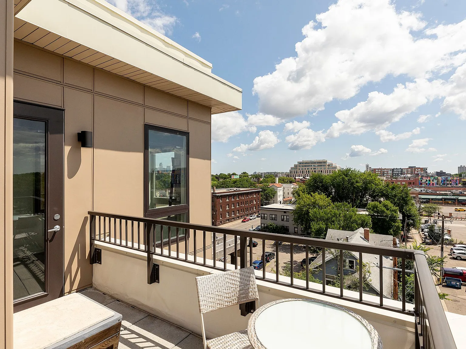 Laguna Apartments — Photo 4