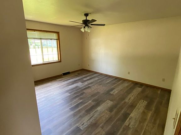 5th image of 649-401 Pearl Henry St