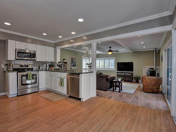 5th image of 6095 Larchmont Dr