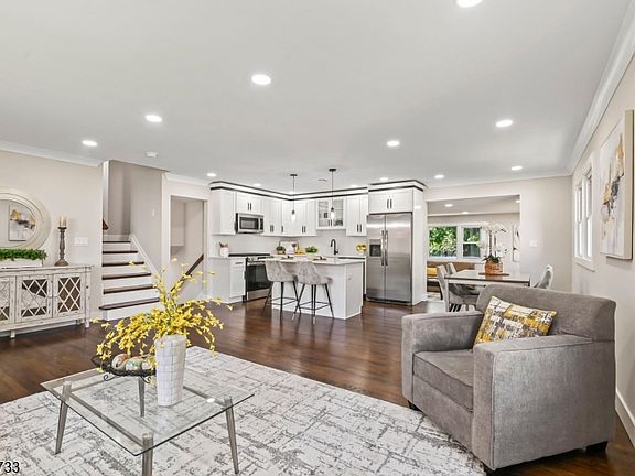 5th image of 1585 Saint Ann St