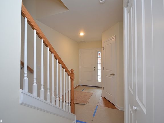 4th image of 18 Joseph Dr