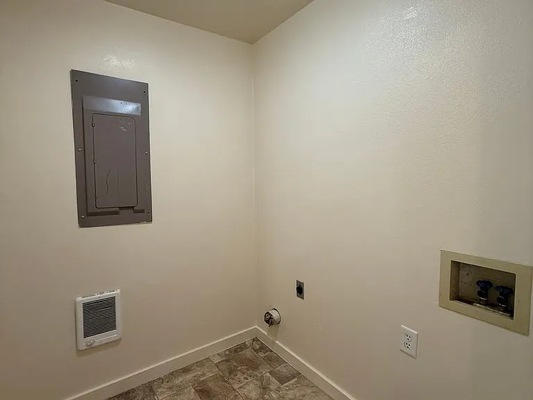 1133 Irvington Dr — Photo 16