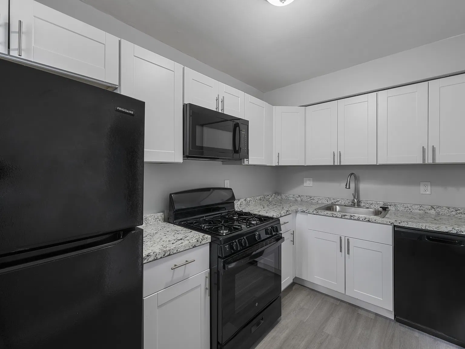 2 bed, 898 sqft, $1,300 — Photo 3