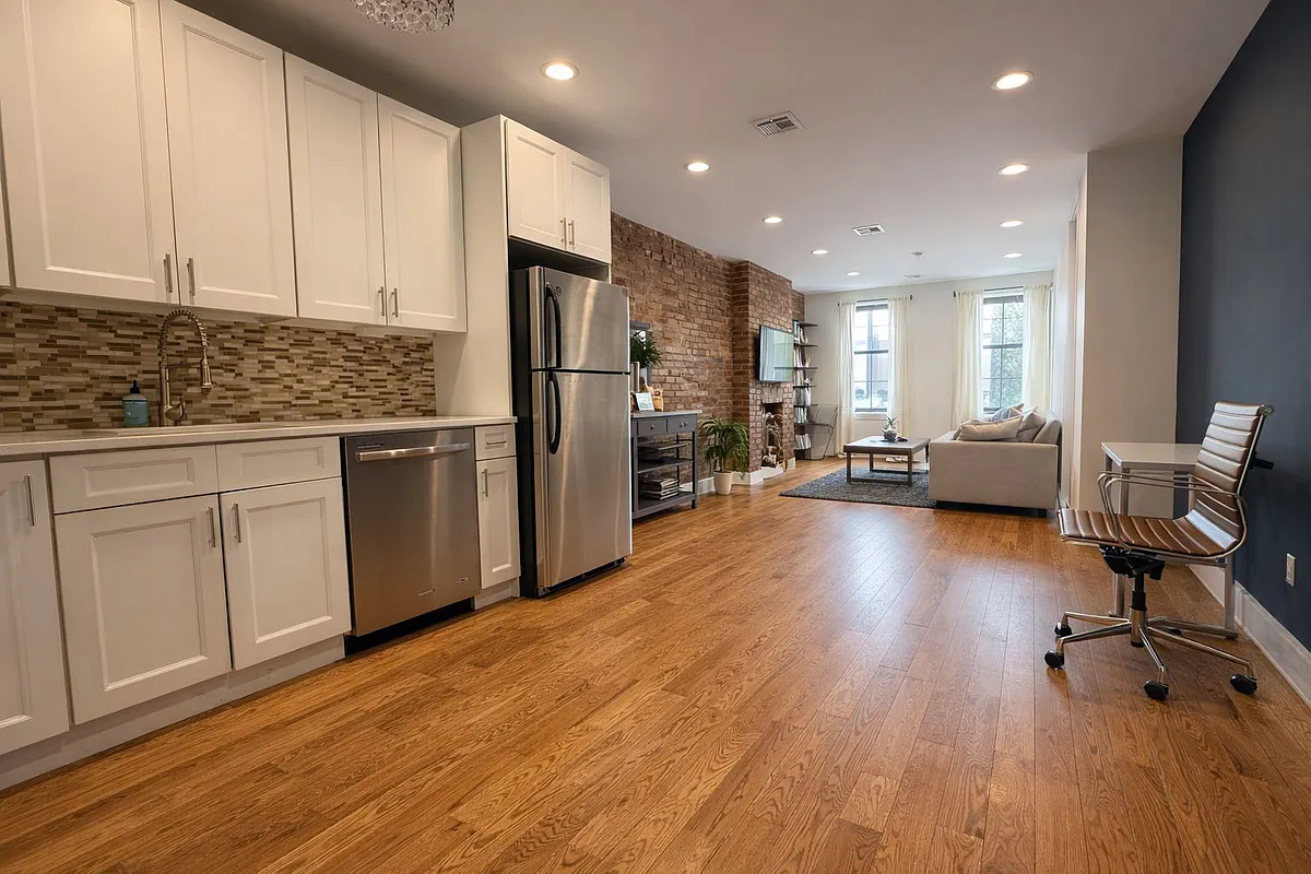 Building Photo - 251 Troy Ave #2