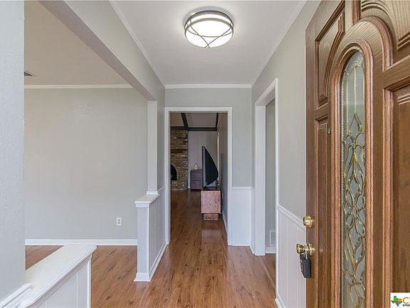 3rd image of 704 E Woodlawn Dr