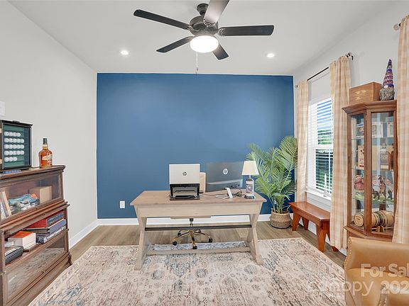 5th image of 715 Dogwood Creek Ln
