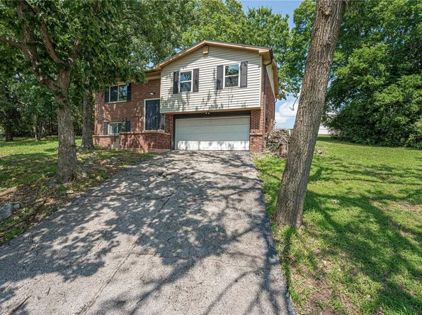 1745 Hilltop Ln, Imperial, MO 63052
