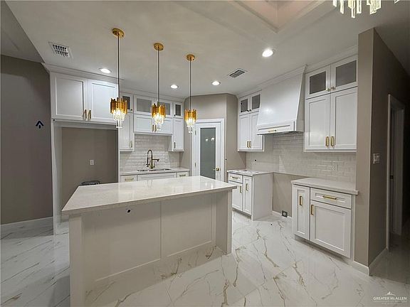 5th image of 415 Placer Ave